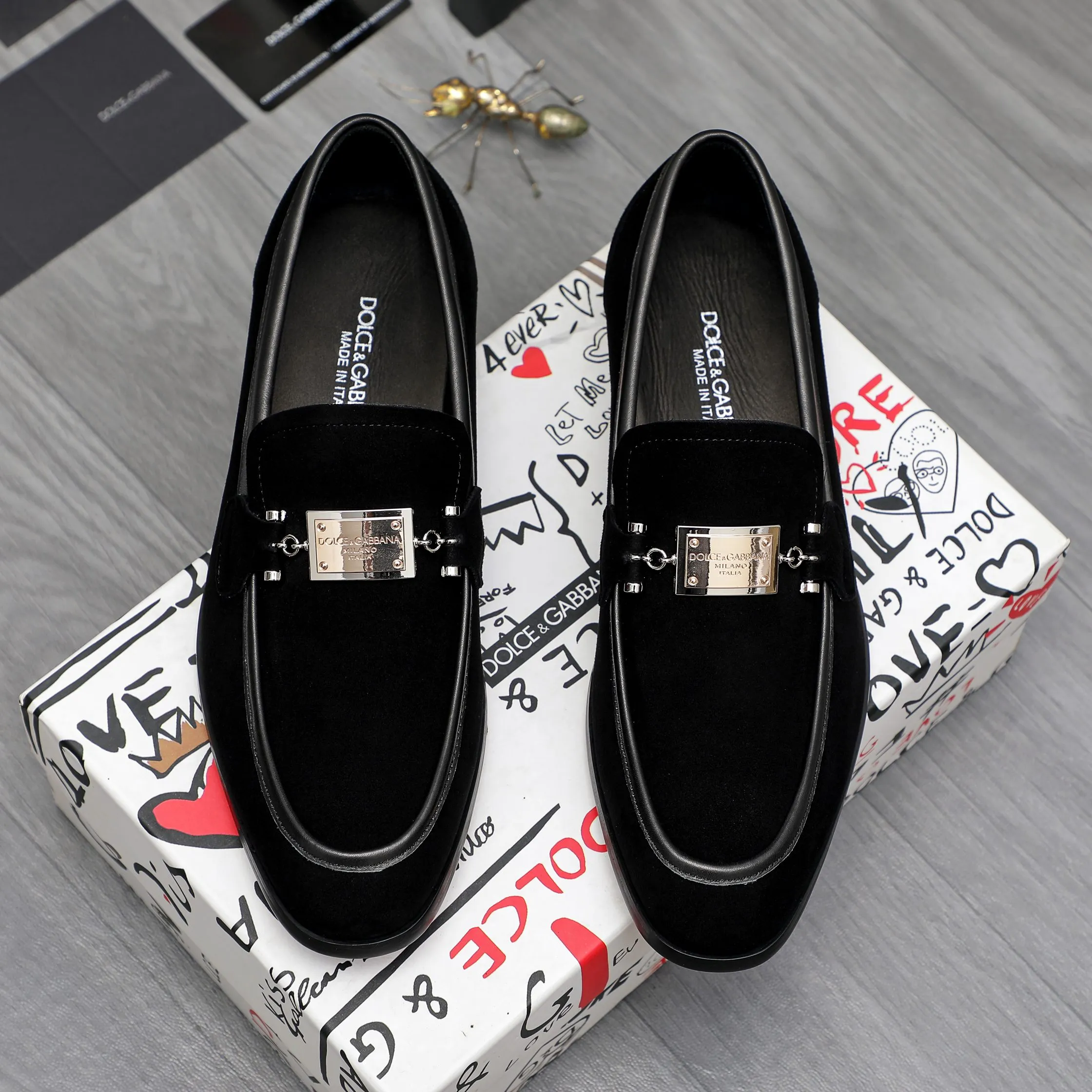 Men's shoes 💰500 Product trademark: DG (Dolce & Gabbana) business casual leather shoes Regular size: 38-45 (45 is custom-made and non-returnable) Product materials: Selected frosted cowhide upper, cowhide lining, original outsole